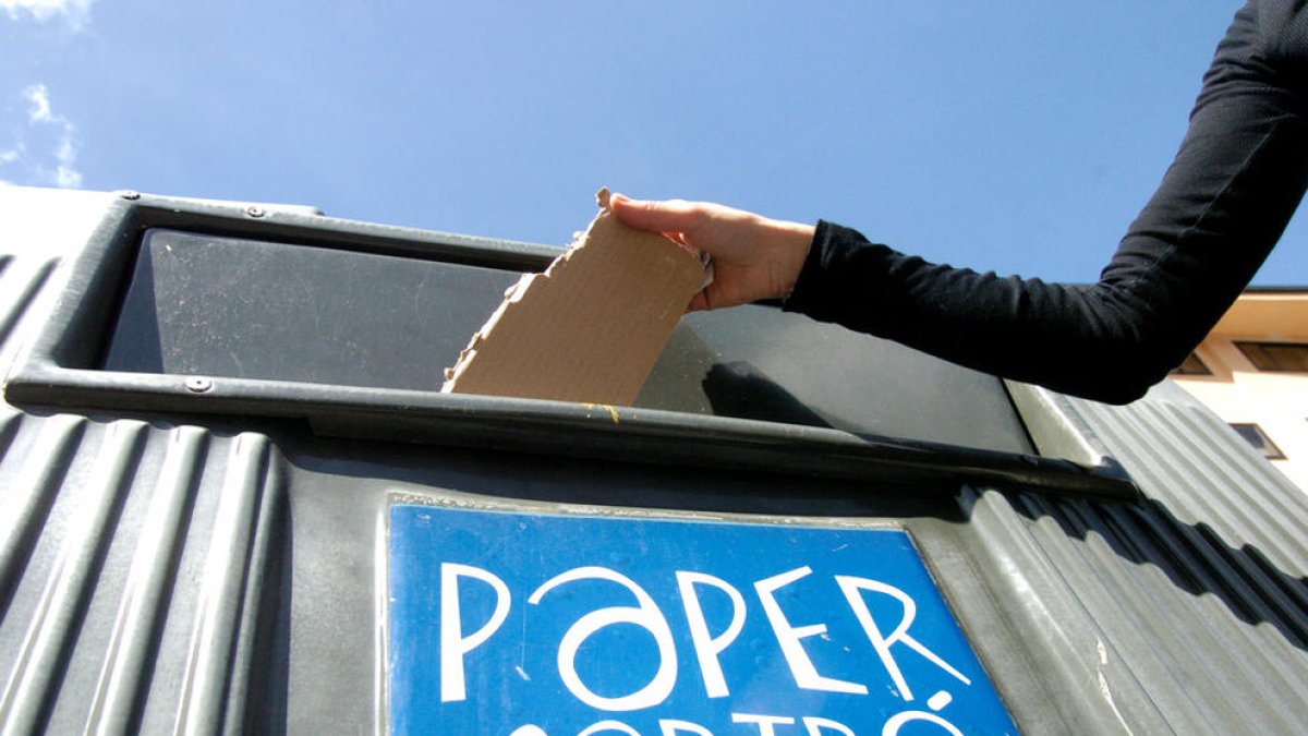 Els comuns deixen de cobrar pel cartró