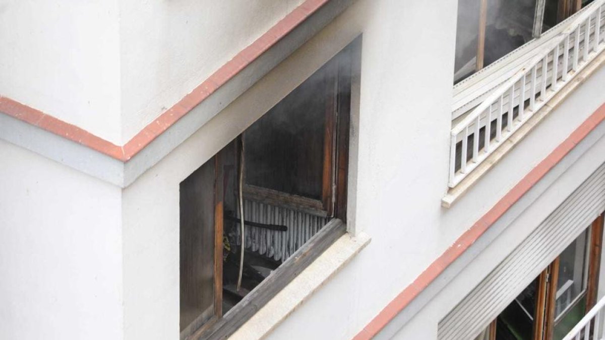 Incendi en un pis prop del comú de Sant Julià