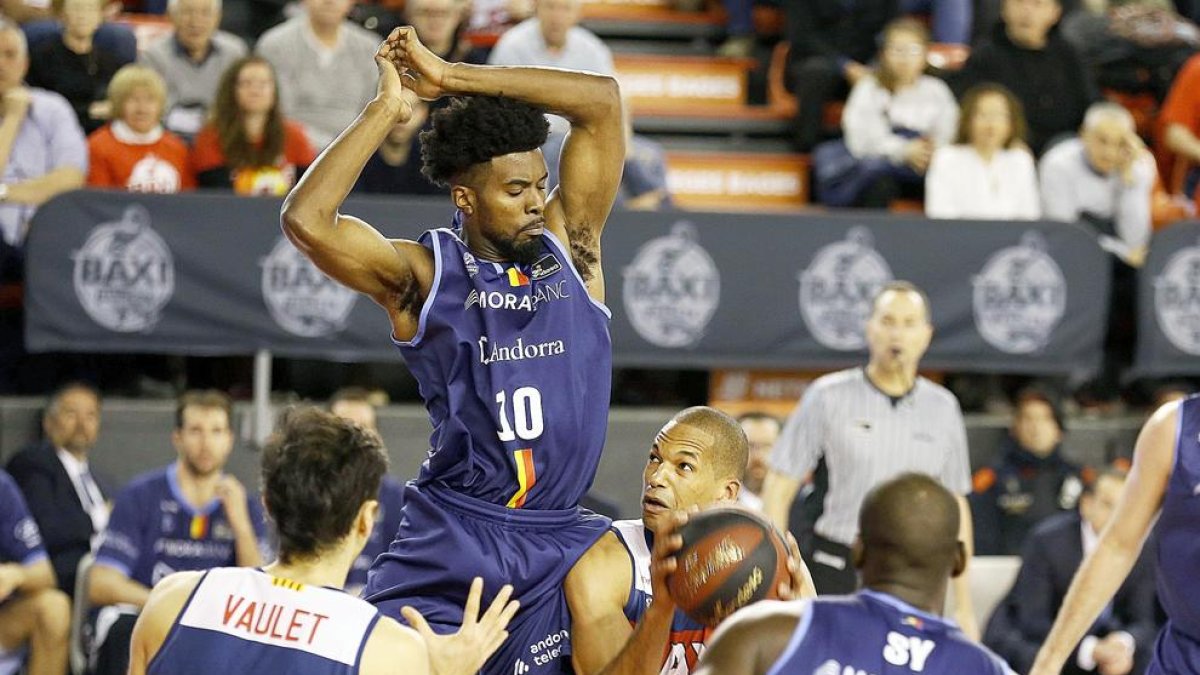 Derrota a Manresa i Copa en 'stand-by' (79-72)