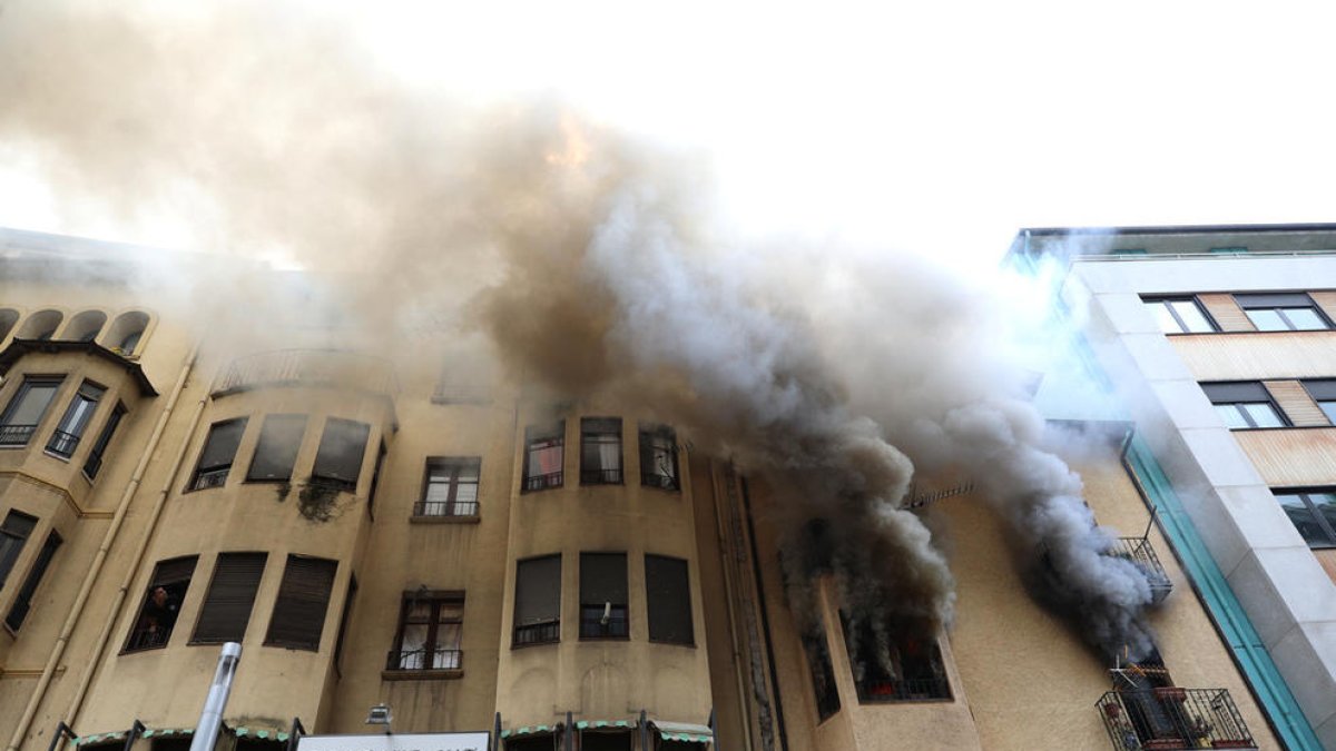 Els tècnics avaluen si l'edifici de l'incendi pot tornar a ser habitable