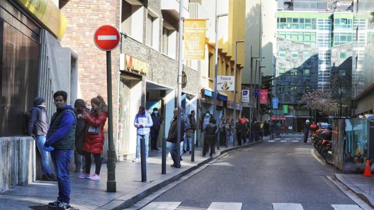 Tanquen l'oficina de correus espanyols pel positiu al test d'anticossos d'un treballador
