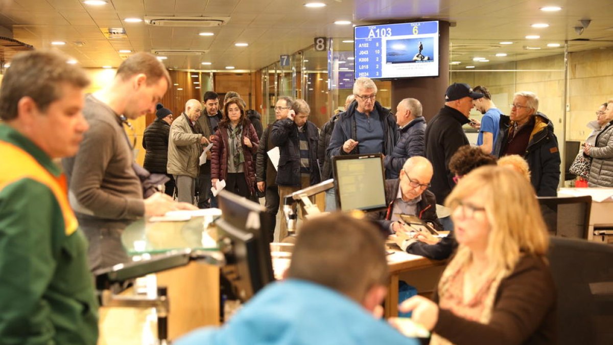 Col·lapse a Tràmits pel registre de cotxes a Barcelona