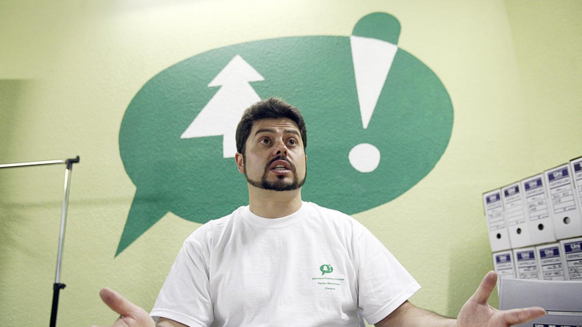 Apapma es mostra en contra  del telefèric del pic de Carroi