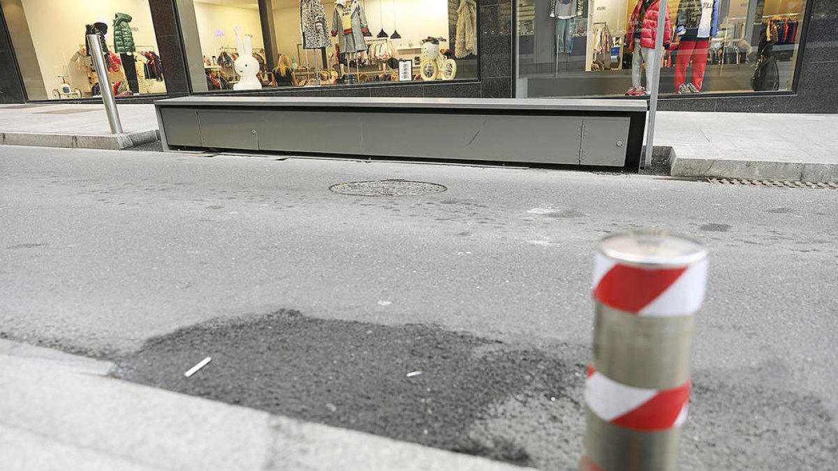 El comú estudia modificar la posició de dues de les barreres antiterroristes