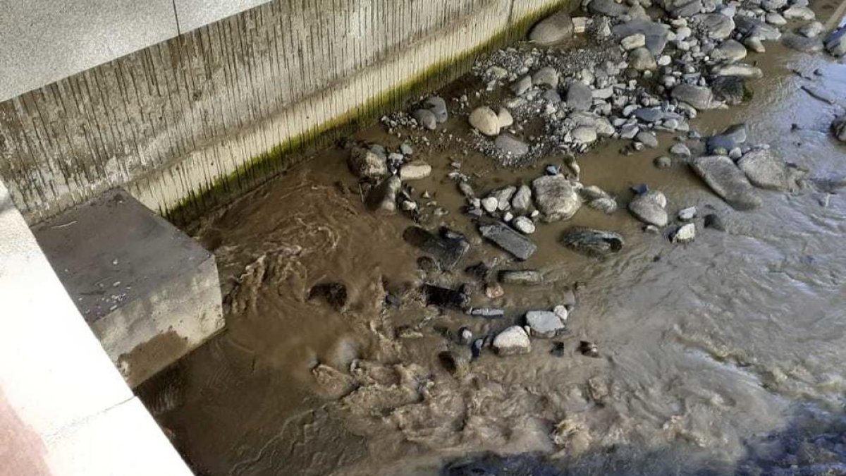 Apapma denuncia un abocament d'aigua amb fang al riu Valira