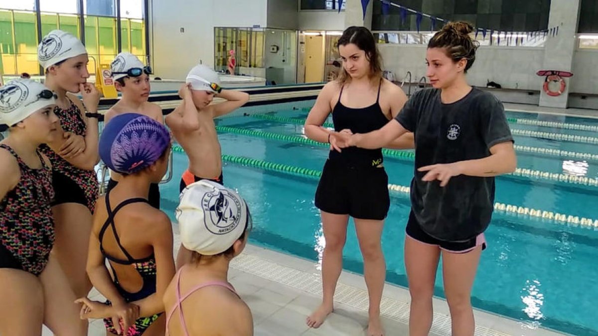 Dues nedadores del CN Sant Andreu fan un clínic formatiu als joves de l'escola del Pas