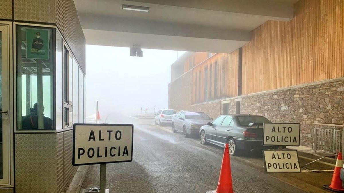 La policia denega l'accés al Pas a una quarantena de vehicles estrangers