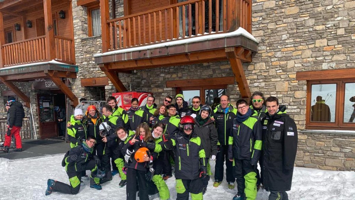Axel Esteve i Kevin Courrieu acosten l'esquí
als Special Olympics en una trobada al Tarter