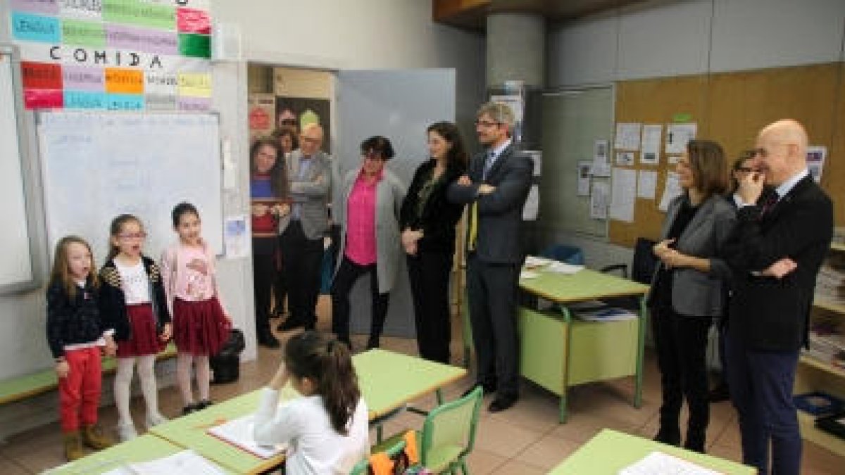 Gili visita el María Moliner per acostar-se a les escoles