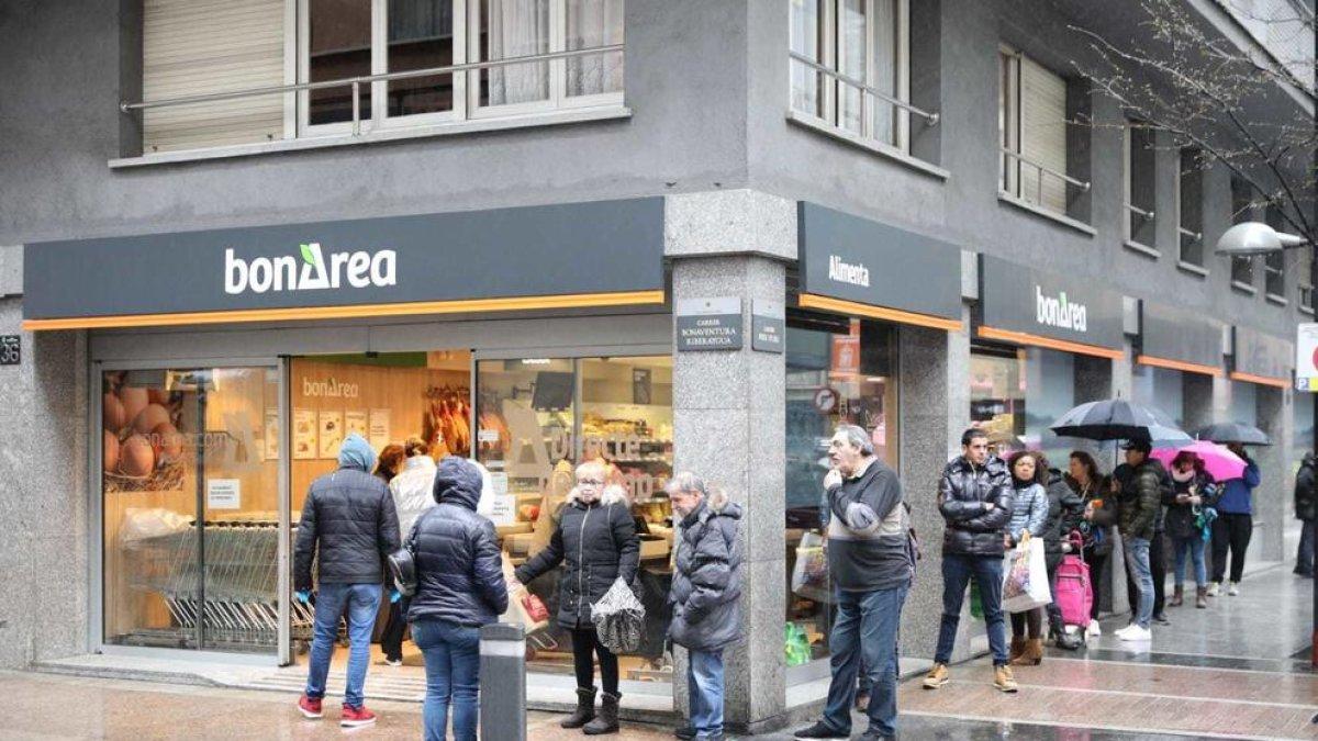Els establiments s'omplen de cues