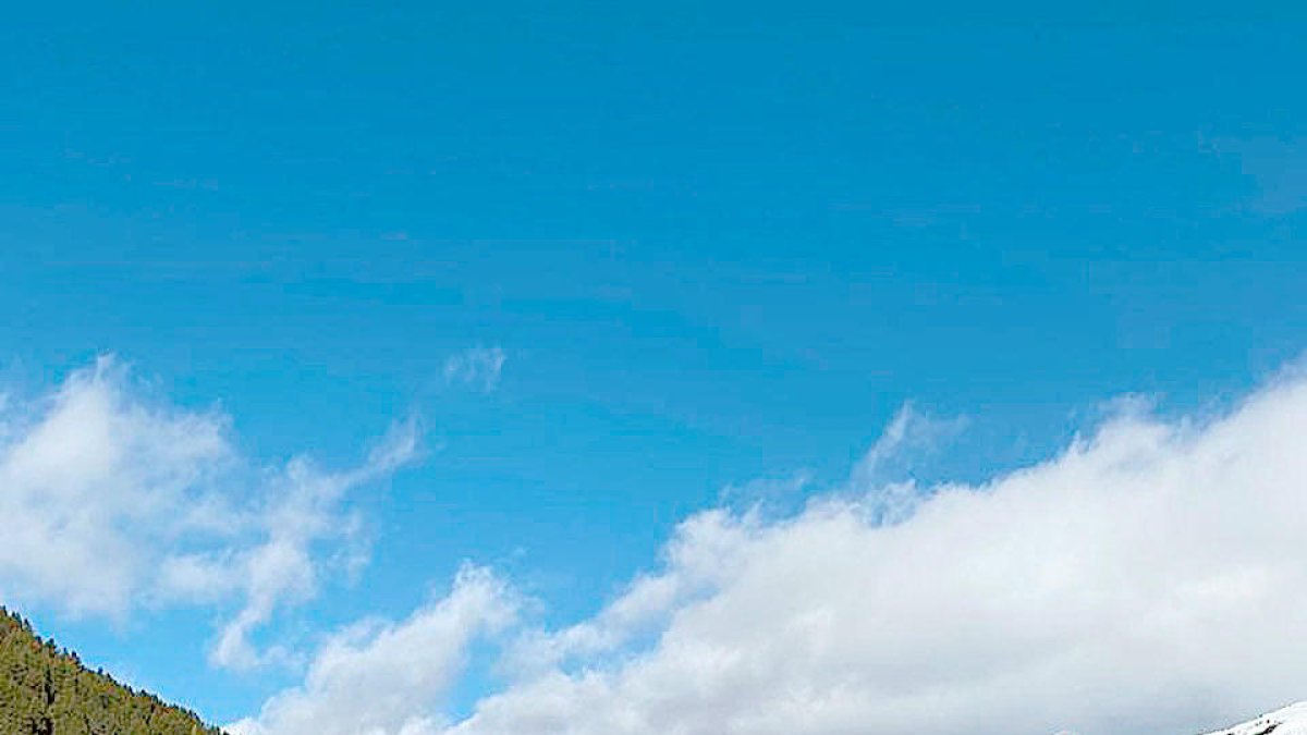 Iniesta visita Andorra amb un detall solidari