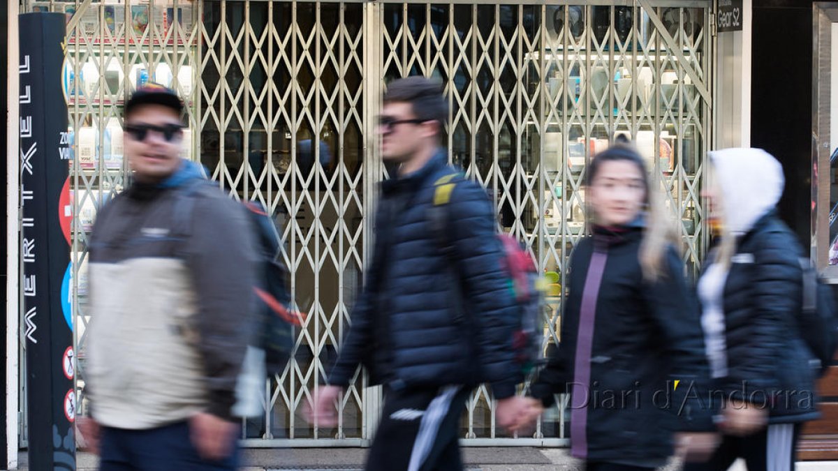 Els propietaris de bens immobles demanen ajustar els lloguers pel tancament del comerç