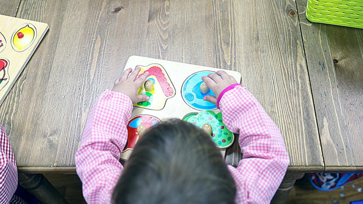 Quatre nens per aula a la guarderia i les educadores, amb mascareta