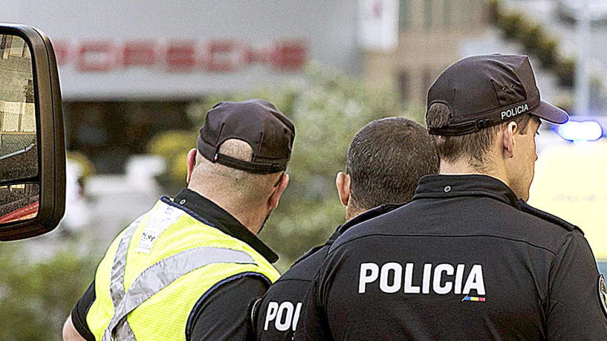 La policia efectuant un servei