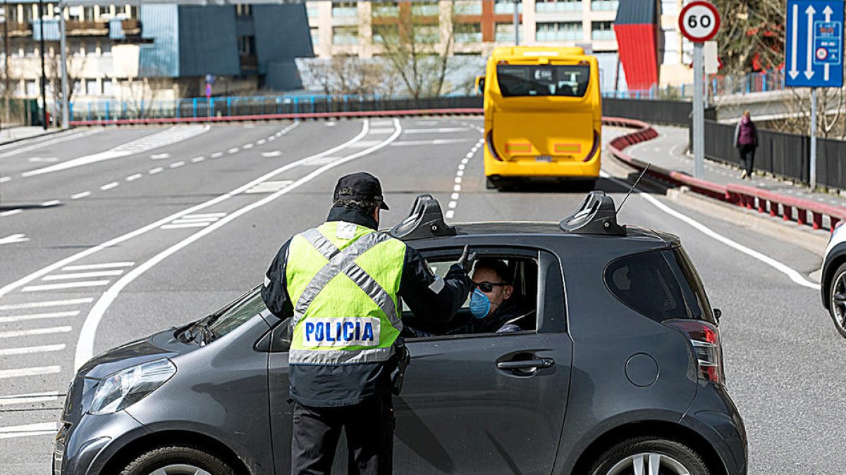 La policia inicia controls de trànsit per circular per causes justificades