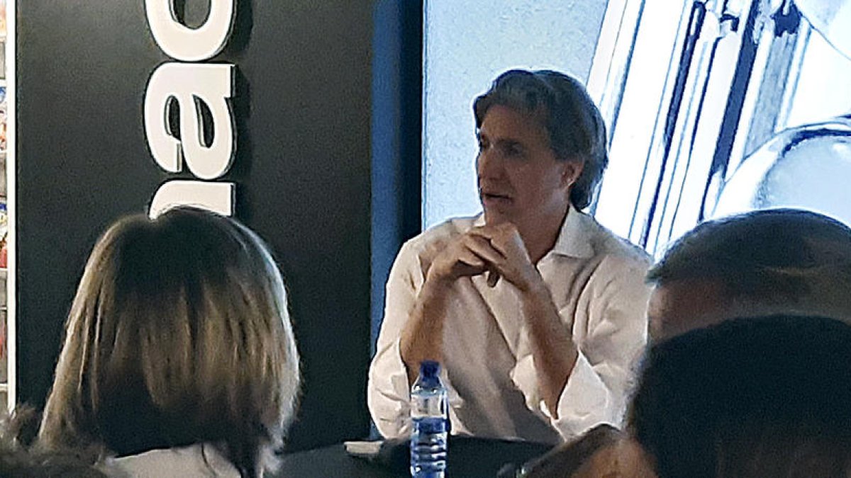 Greg Coonen continua la 'gira' de presentació de la novel·la 'The fat finger', ara a la FNAC