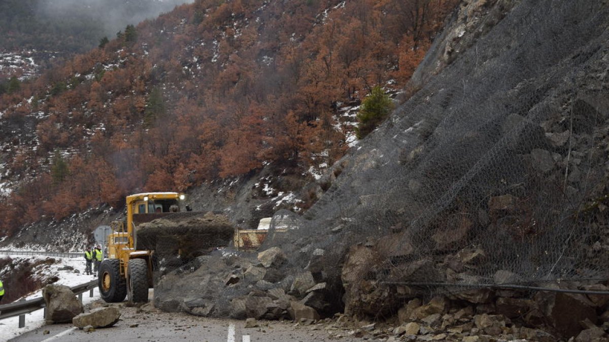 Una esllavissada obliga a tallar l'N-260 a Pont de Bar