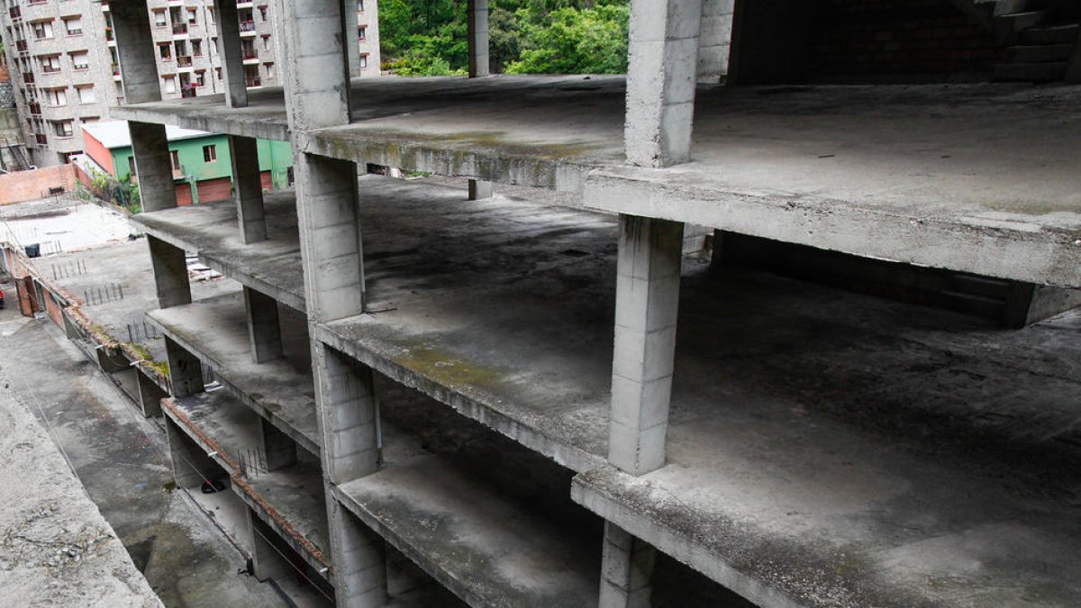 Els edificis construïts que no estiguin acabats s'hauran d'enderrocar