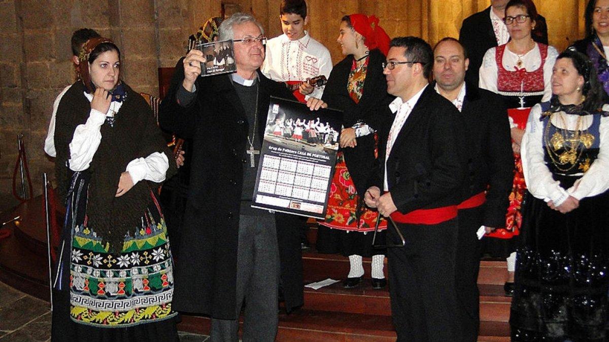 El grup de folklore portuguès canta les Janeiras a la catedral