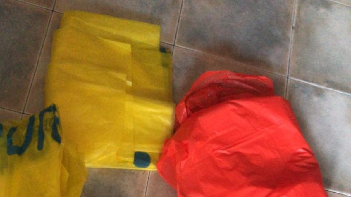 Recollida de ponxos de plàstic per si falten bates a l'hospital