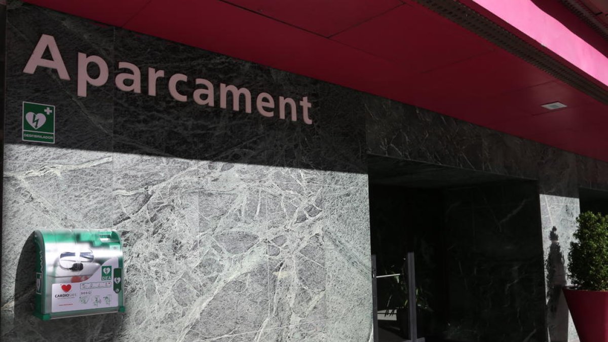 Desfibrilador instal·lat a l'entrada d'un aparcament de Sant Julià