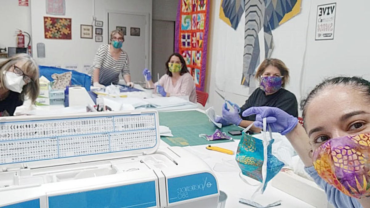 Una allau de voluntaris per confeccionar mascaretes