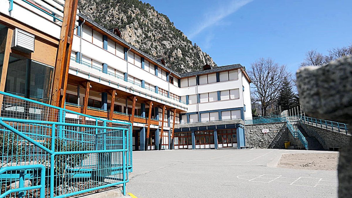 La policia intervé al Janer per obligar 17 treballadores a anar-hi cada dia