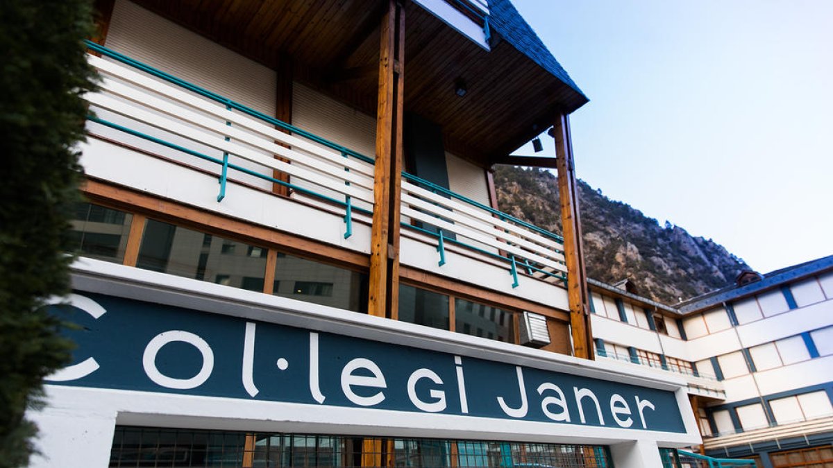 Positius una mestra i un alumne del Janer