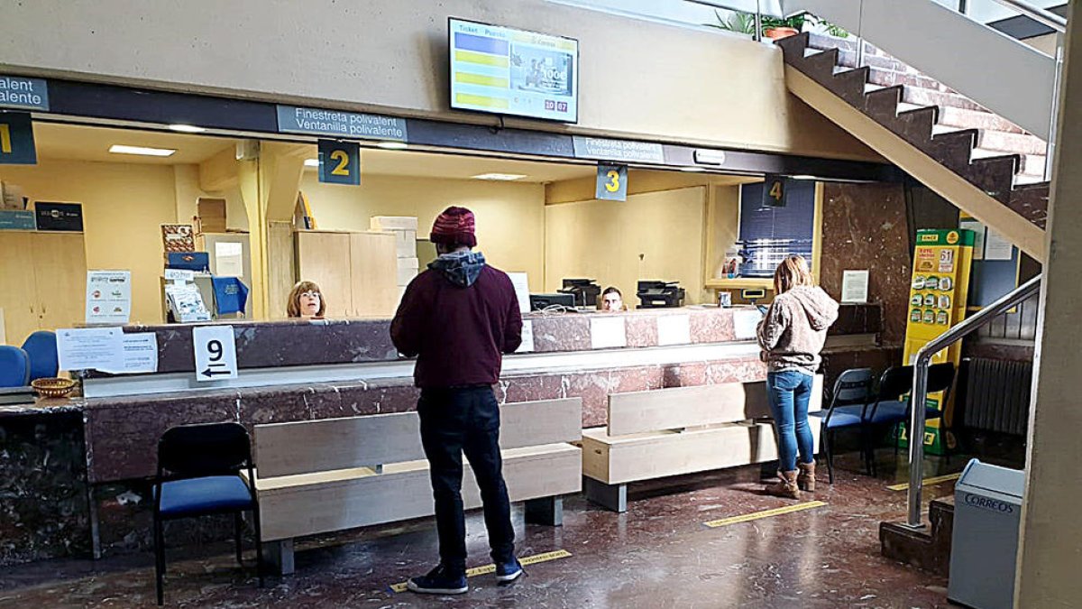 Correos restringeix el personal i canvia l'horari per garantir la seva continuïtat