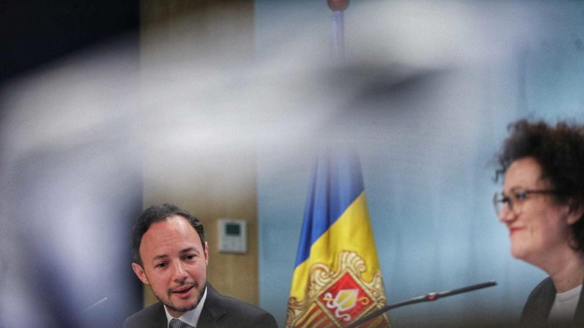 Espot es rebaixa el sou un 20% i els ministres, un 15%