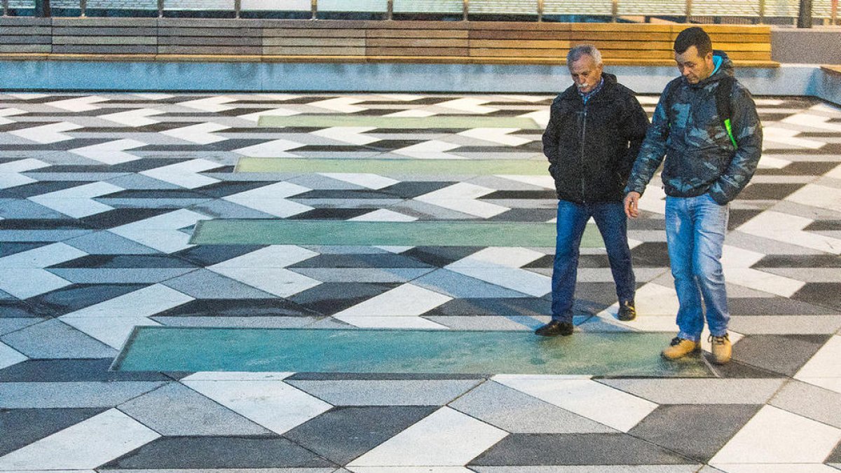 Risc de caigudes a la nova plaça del solà de Sant Julià