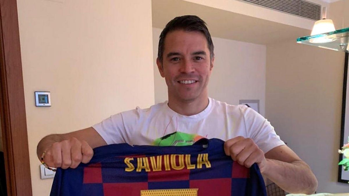 Javier Saviola fa un Gol Solidari i dona una samarreta dels Barça Legends per subhastar