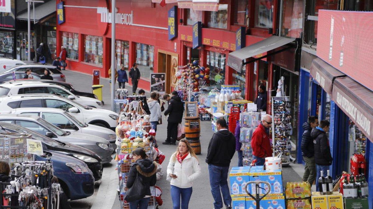 Encamp prohibeix exposar productes al carrer