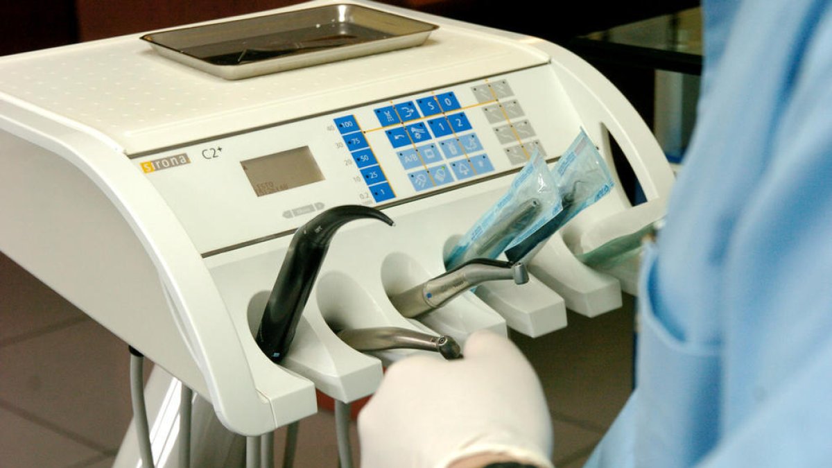 Els dentistes asseguren les visites urgents però amb límits per la Covid-19
