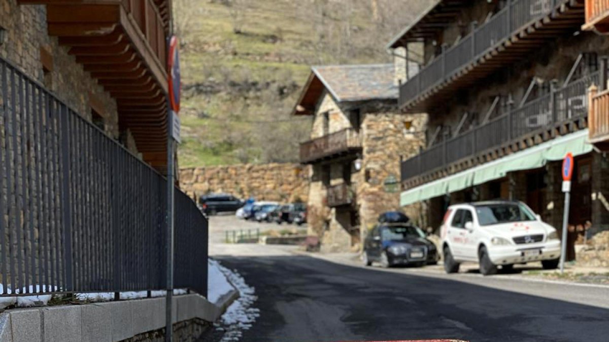 Veïns d'Os de Civís intenten evitar que les persones alienes al poble hi entrin