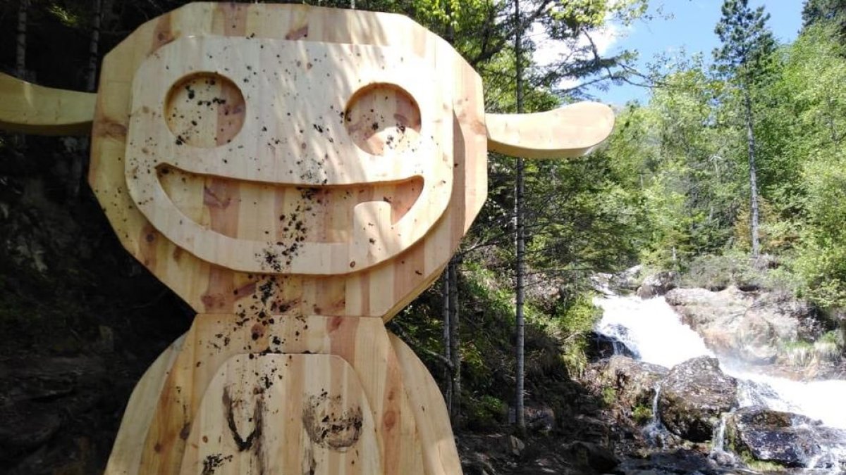 Denúncia d'un acte vandàlic a un tamarro