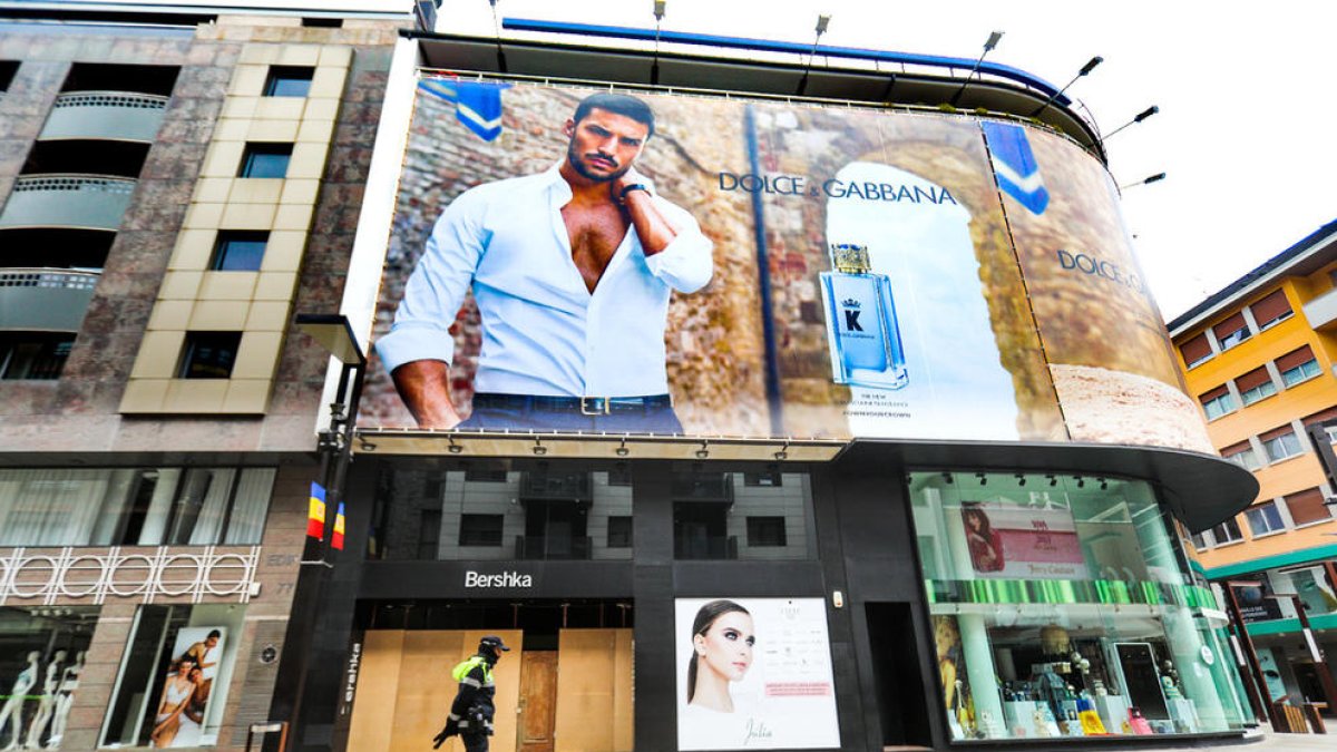 El comerç de l'eix central assegura que no podrà pagar els sous