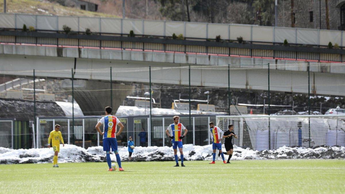 Els jugadors de l'FC Andorra negocien rebaixar-se el sou