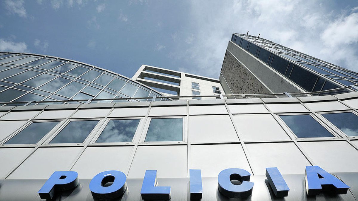 Detingut per trencar la porta d'un pis i estirar-se al menjador