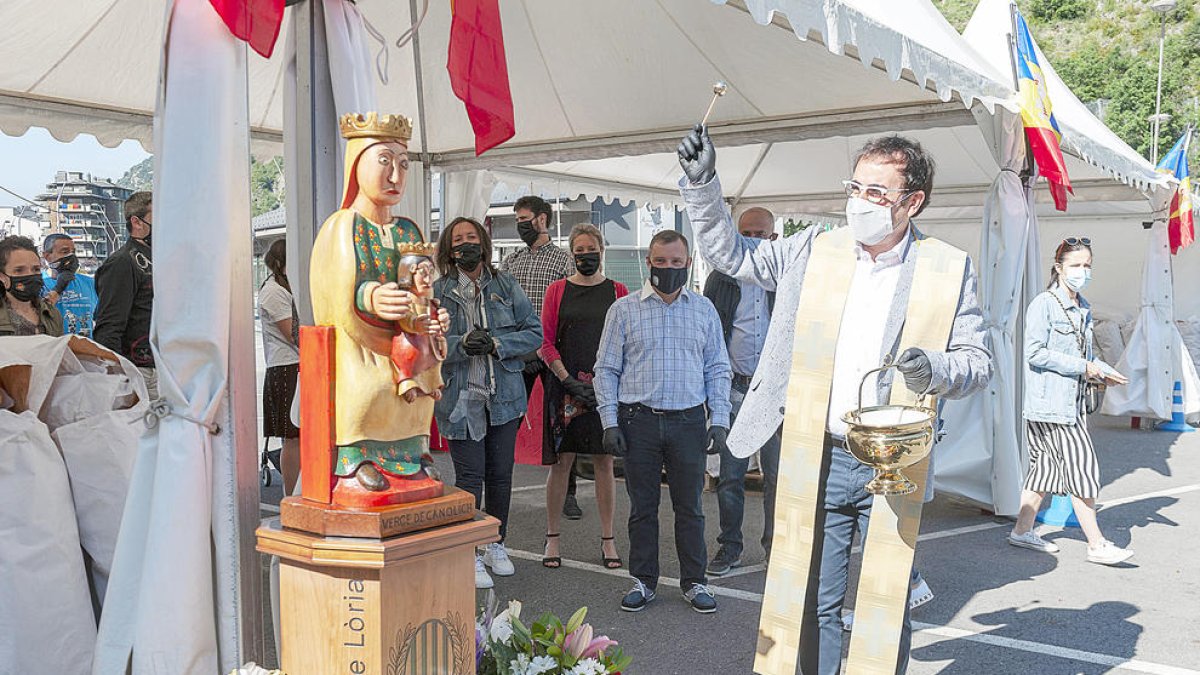 Un canòlich sense el santuari i des d'un aparcament públic