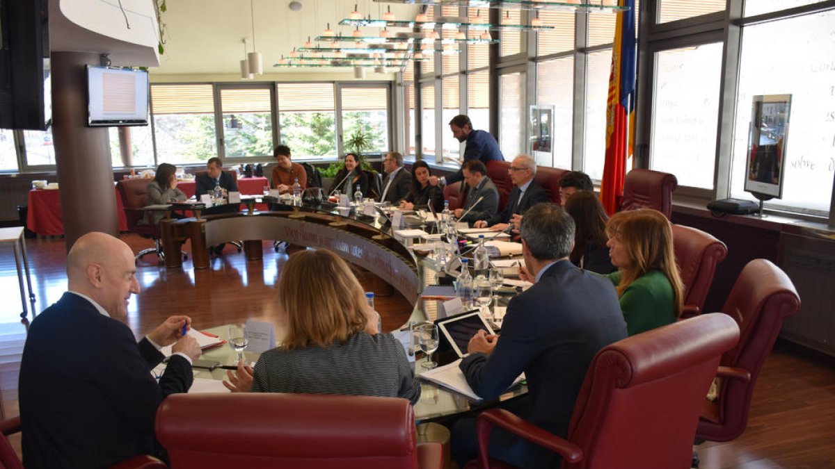 Els comuns es plantegen canviar els complements salarials per antiguitat