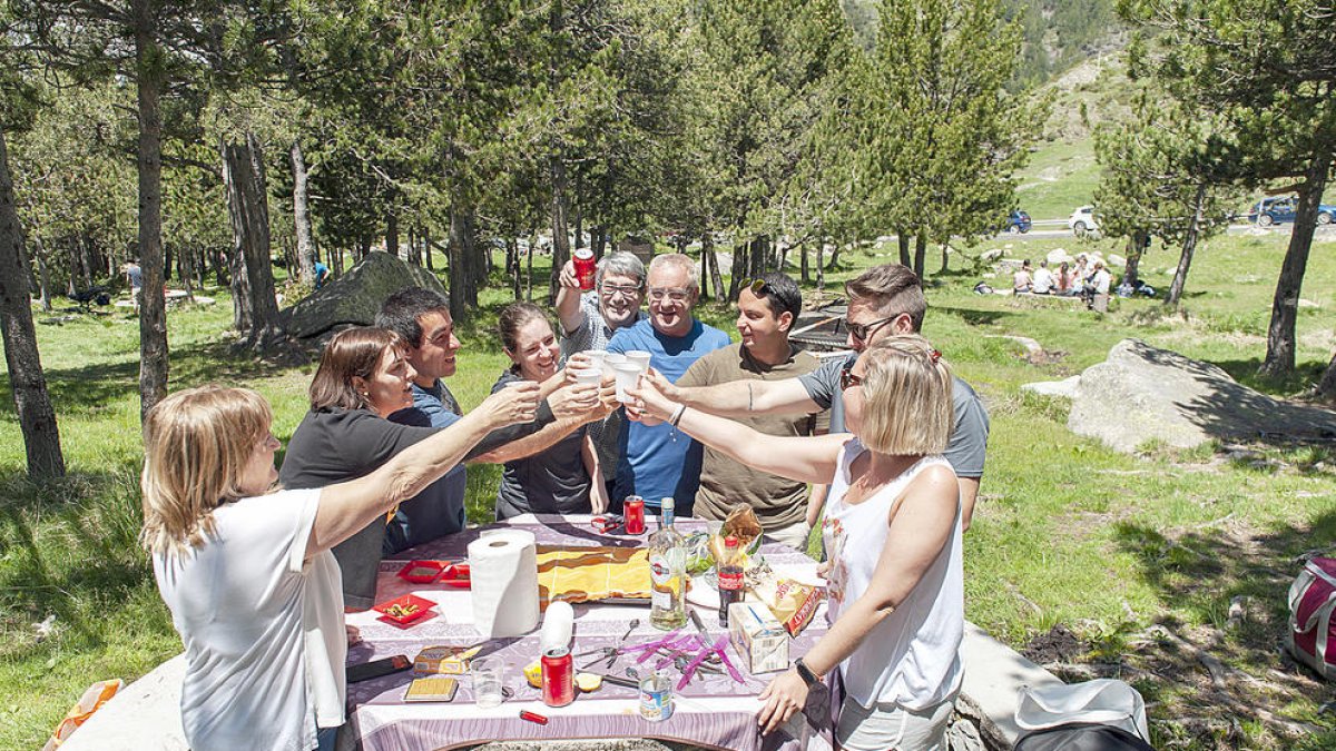 Retrobament d'amics i familiars amb la natura als berenadors
