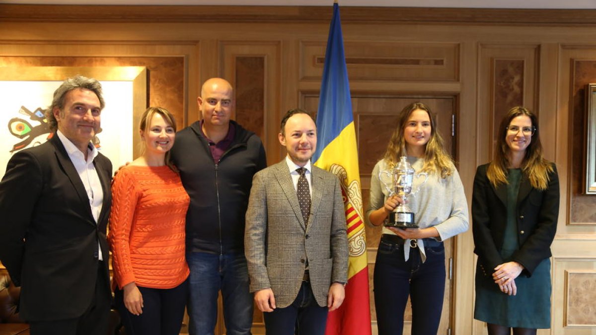 Espot i RIva reben a Vicky Jiménez després del triomf a Austràlia