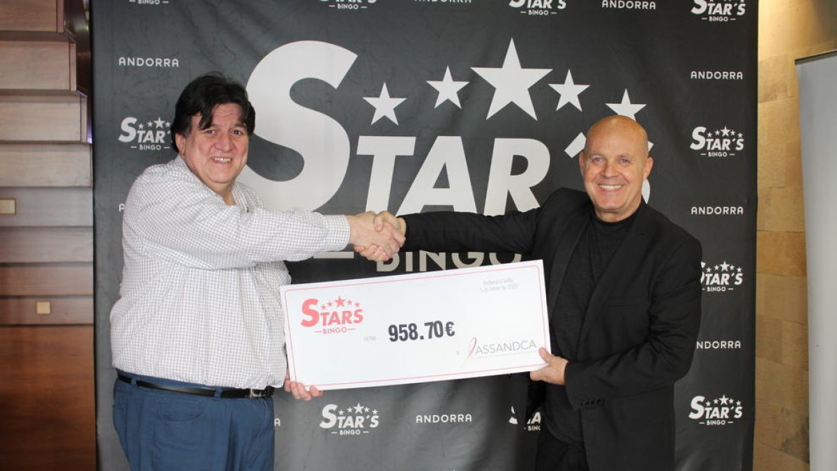 Bingo Stars lliura un xec a ASSANDCA per lluitar contra el càncer