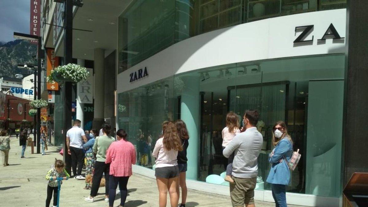 Cues de compradors a les botigues de moda