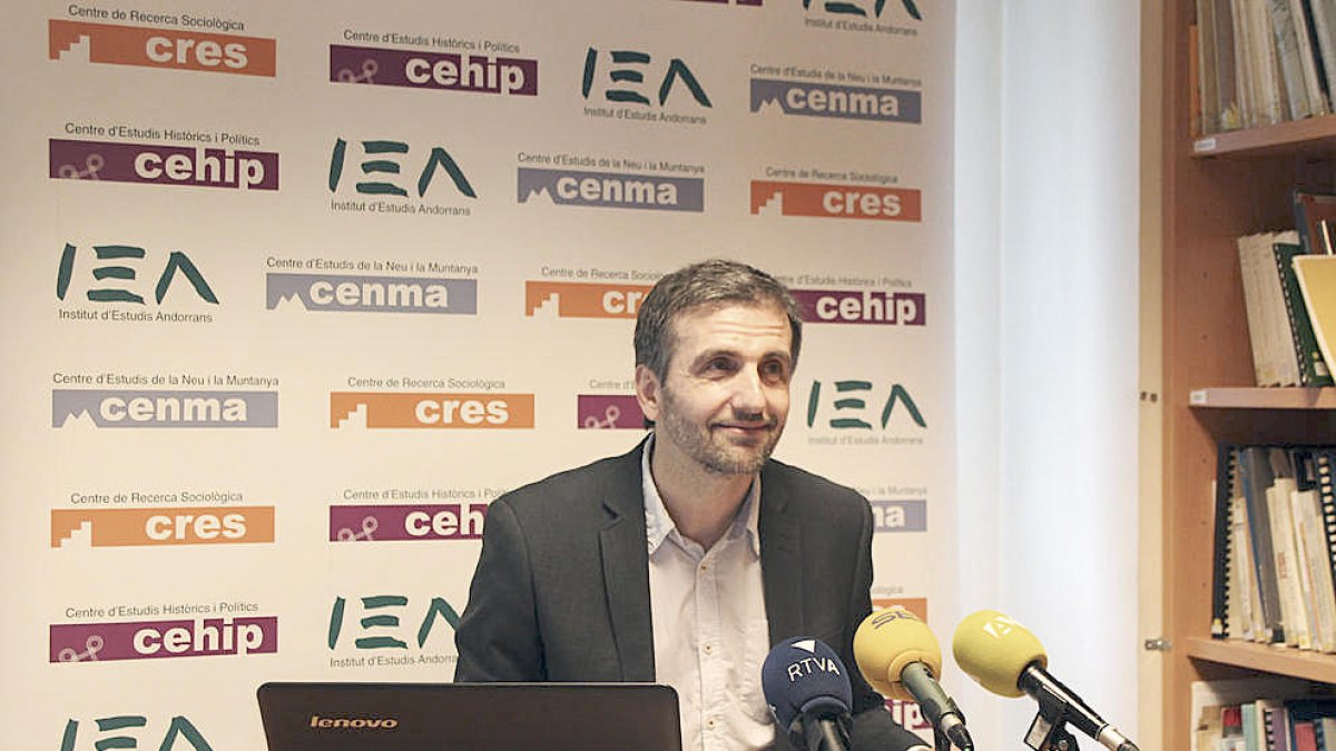 El CRES realitza un treball de camp sobre la inserció laboral de titulats superiors i de FP