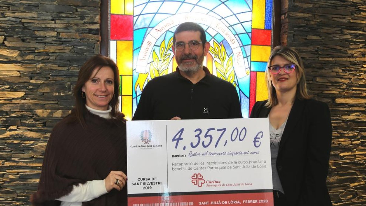 Sant Julià dóna la recaptació de la cursa Sant Silvestre a Càritas