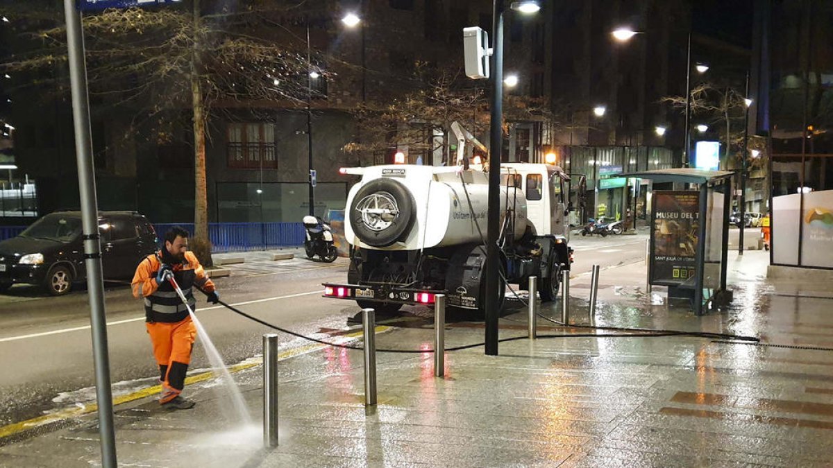 Aigua a alta pressió per netejar els carrers de la capital
