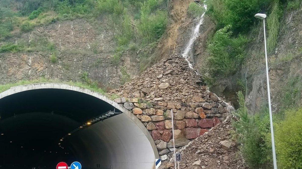 Pas alternatiu a l'N-145 pel trencament d'una canonada d'aigua