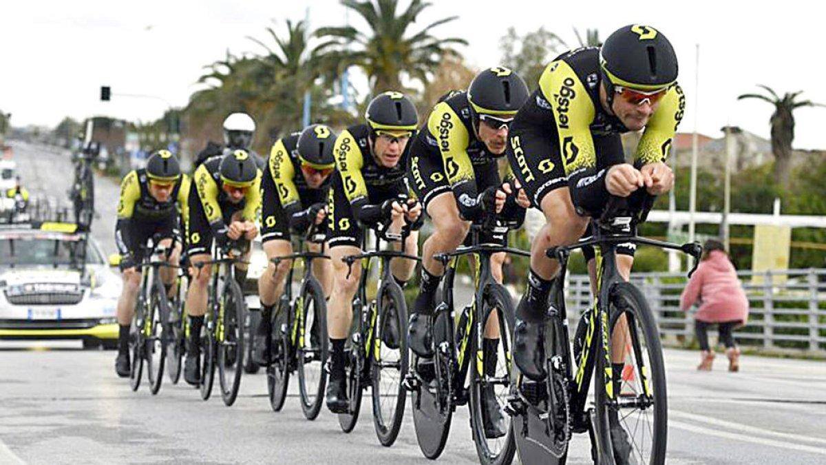 El Mitchelton-Scott, equip amb més ciclistes residents, també fa una rebaixa de salaris
